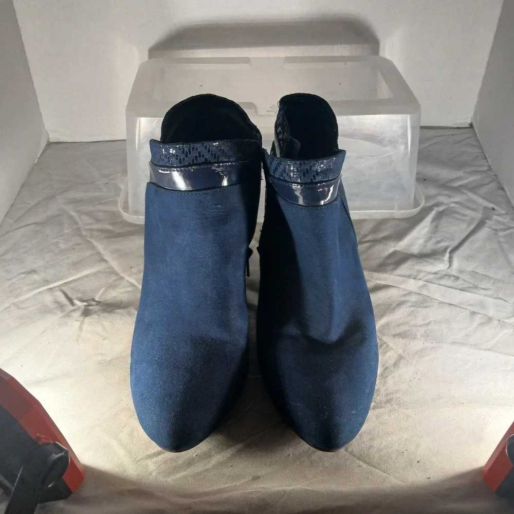 Karen‎ Scott Cahleb Ankle Booties 9M Navy Blue Pointed Toe Mixed Media Heel
